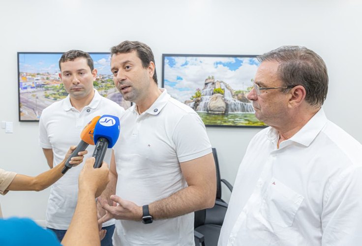 Caravana de Daniel e Lucas Barbosa percorre ruas do Manoel Teles nesta terça-feira, 25