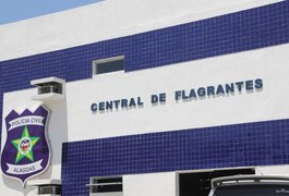 Populares espancam suspeitos de tentar roubar ciclomotor, em Maceió