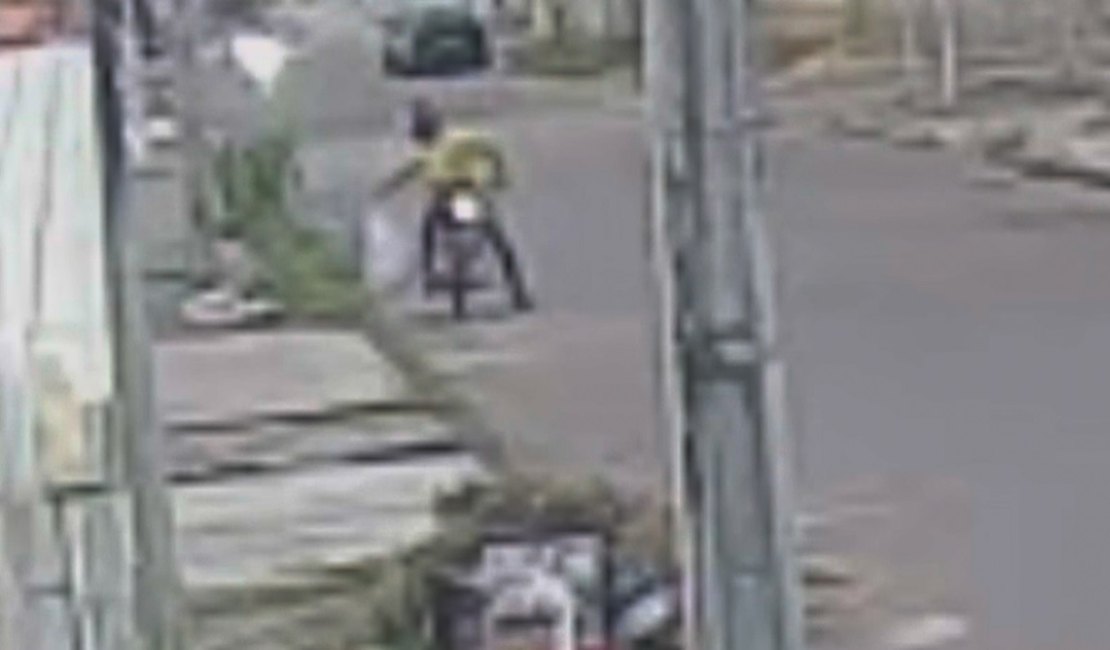 Pai abandona corpo de bebê em sacola de lixo após aborto espontâneo, em Delmiro Gouveia