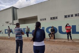 Integrantes de Igreja fazem orações por  pacientes de covid-19 na frente do HE do Agreste