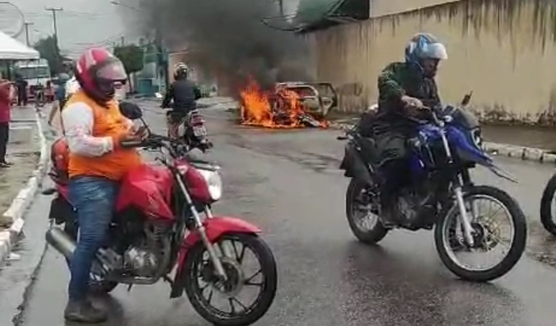 Carro pega fogo e assusta moradores no Cavaco, em Arapiraca