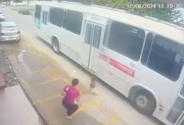 VÍDEO: Criança corre na direção de ônibus e situação quase termina em tragédia em Penedo