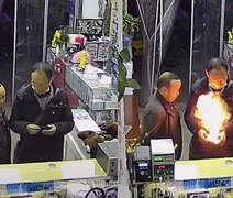 Celular explode nas mãos de cliente em loja de assistência técnica na China