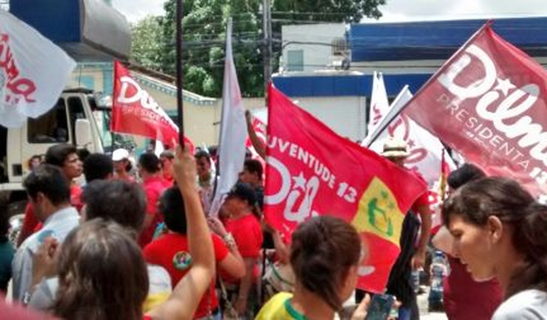 Estudantes da Ufal, Uneal e Ifal manifestam apoio à Dilma Rousseff em Arapiraca