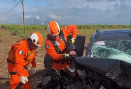 Cinco pessoas ficam presas às ferragens e são socorridas após colisão na AL-101 Sul