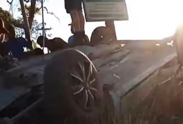Jovens ficam gravemente feridos após capotamento em rodovia no interior de Alagoas