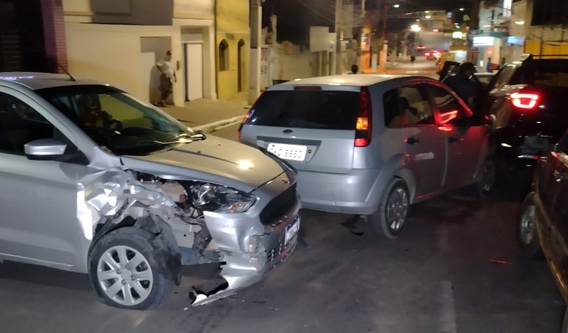 Condutor de veículo perde o controle do mesmo e colide em outro que estava parado em rua de Arapiraca
