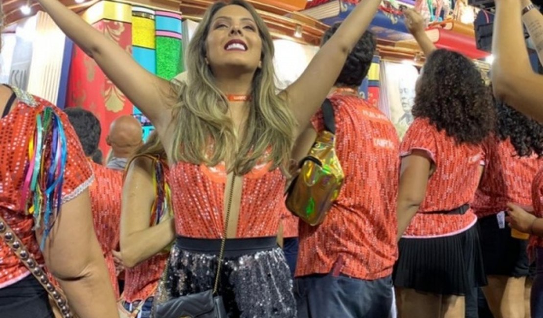 Ladeada por famosos, blogueira de Alagoas curte desfile das campeãs no RJ