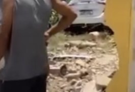 Carro desgovernado invade residência na parte alta de Penedo