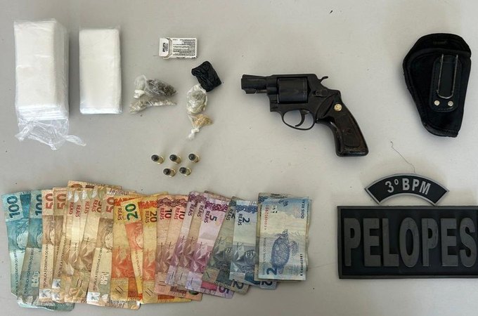 Mulher é presa com drogas e PM encontra revólver em fundo falso na cerâmica do banheiro, em Arapiraca