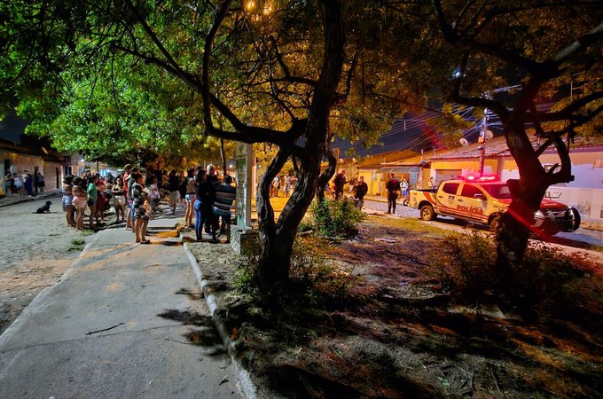 Homem sentado em banco de praça é baleado em Arapiraca