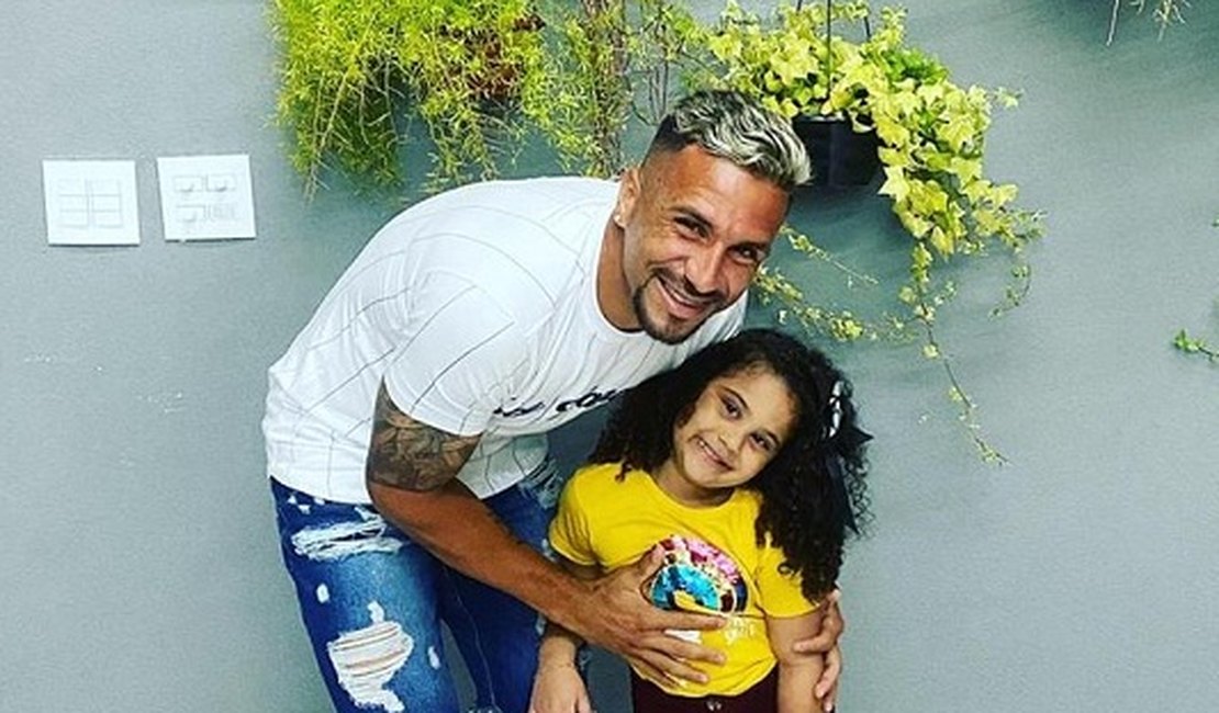 Após perder filha, atacante Luiz Paulo revela dor e desabafa: 'Hoje, é uma estrelinha'