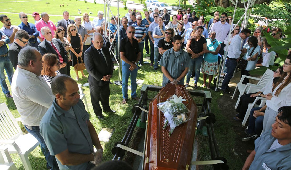 Jornalista Vladimir Calheiros é sepultado em meio à comoção de familiares e autoridades