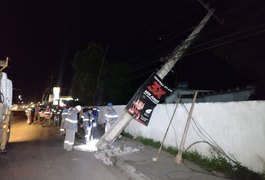 Caminhão derruba poste de energia em trecho de rodovia, em Arapiraca