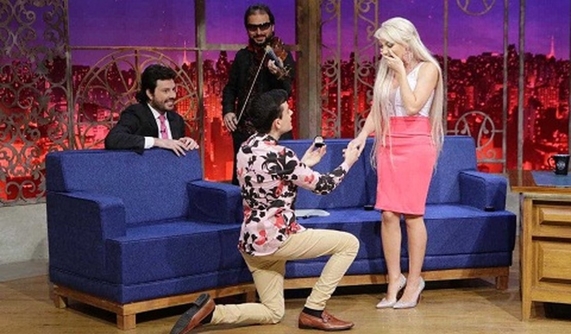 Dudu Camargo pede Barbie Humana em namoro no “The Noite”