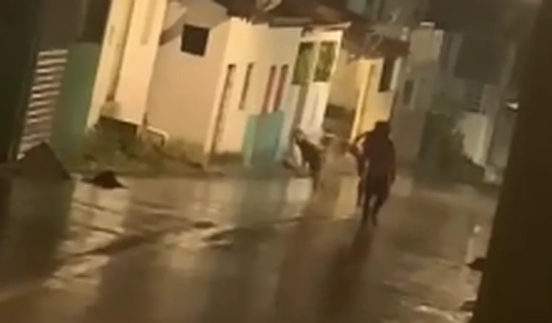 VÍDEO: Homem filmado dando 'voadora' em mulher na cidade de Quebrangulo é solto após audiência de custódia