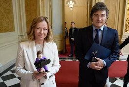 Milei presenteia primeira-ministra da Itália com um boneco de si mesmo com motosserra