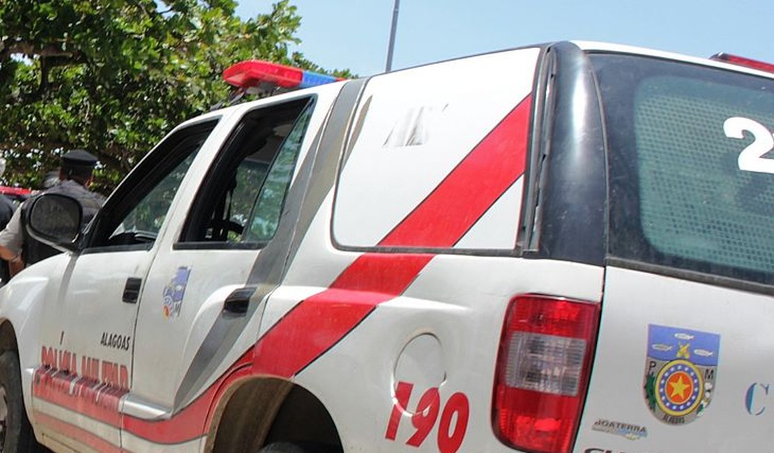 Criminosos armados roubam mercadinho e ameaçam proprietário, em Arapiraca