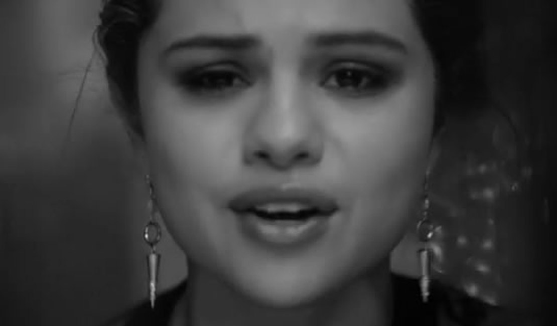 Selena Gomez fala com emoção sobre clipe feito para seu namorado Justin Bieber