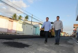 Yale inspeciona obras de pavimentação pela cidade de Arapiraca