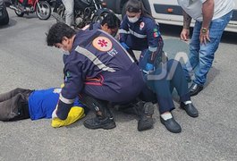 Conversão de carro termina com motociclista por aplicativo e passageira feridos no bairro Brasília