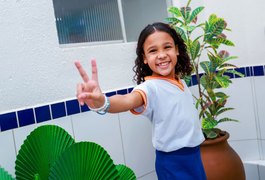 Com apenas 10 anos, aluna de escola pública de Alagoas viraliza pela fluência em inglês