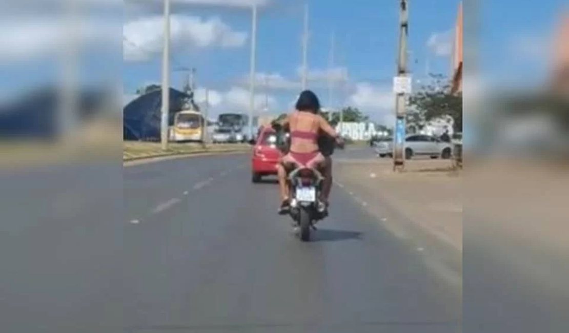 Mulher é flagrada só de lingerie trafegando em garupa de moto