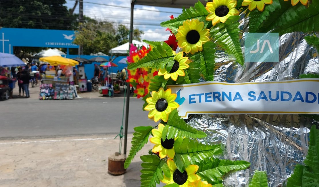 Centenas de pessoas visitam cemitérios de Arapiraca e prestam homenagens à entes queridos no feriado de Finados