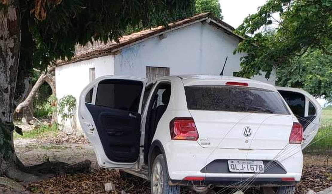 Carro roubado é encontrado abandonado logo após o assalto no Povoado Buraco d'Água, em Junqueiro