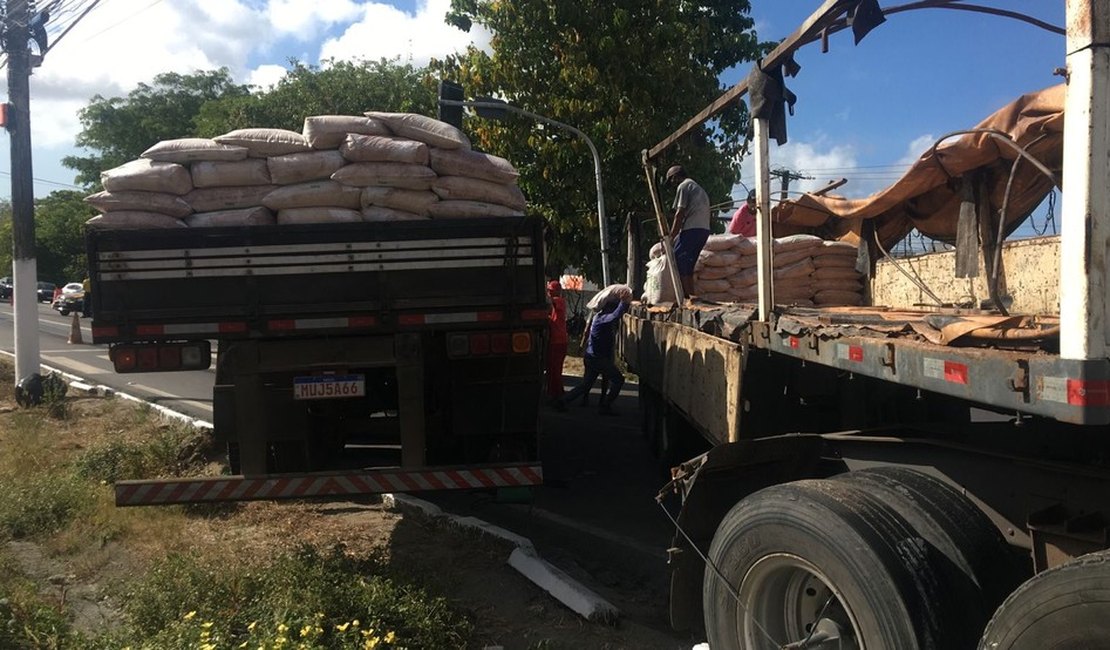 Carreta quebra e deixa trânsito lento na Avenida Durval de Goes Monteiro, em Maceió