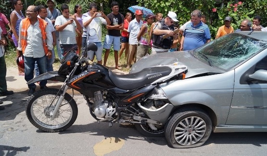 Colisão entre carro e motocicleta deixa jovem ferido em Penedo