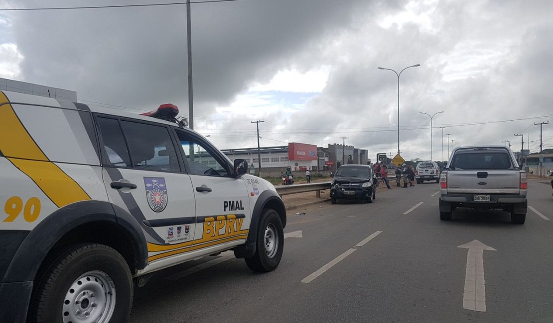 Carreta e carro de passeio colidem na AL 220, em Arapiraca