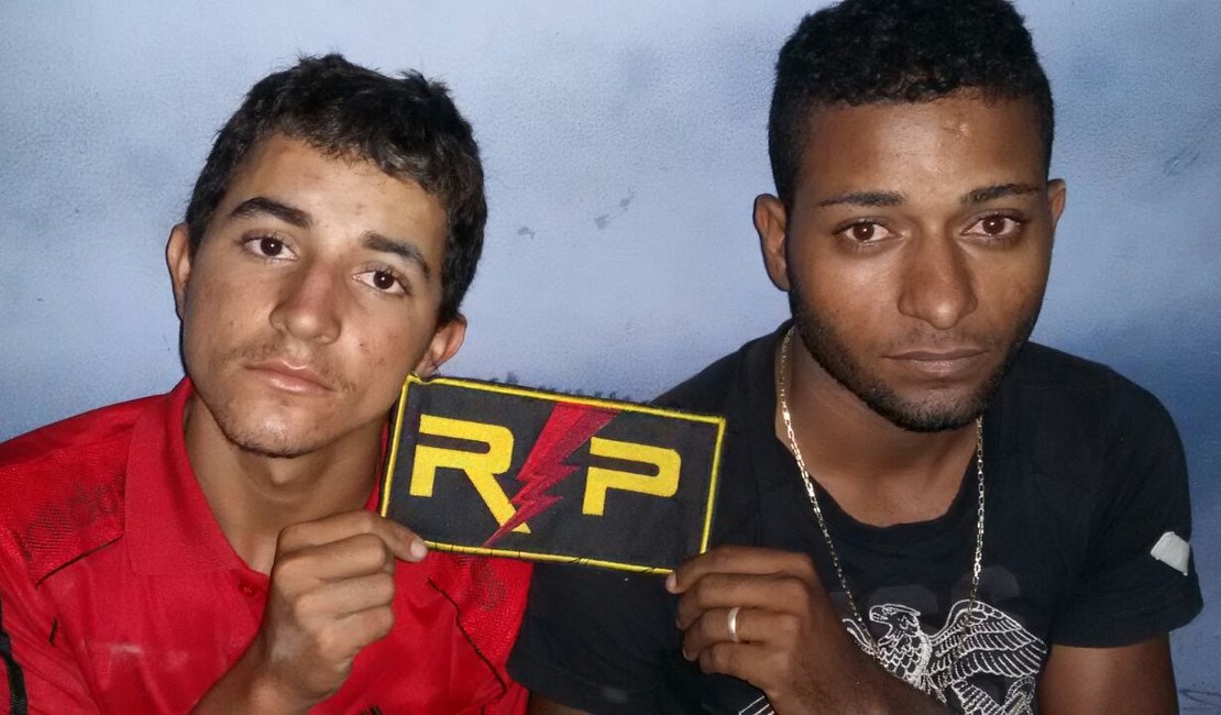 Polícia Militar prende jovens com arma e motocicleta roubada na zona rural de Arapiraca