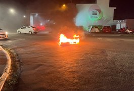Moradores do bairro Santa Amélia fazem protesto e fecham pista para cobrar asfaltamento de ruas