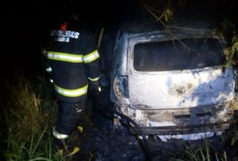 Carro pega fogo e fica destruído na AL 485 em Arapiraca