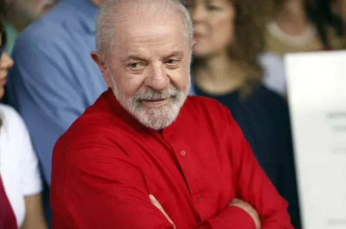 Lula bate Flávio Bolsonaro por 15 pontos e Tarcísio por 5 no 2º turno, diz Datafolha