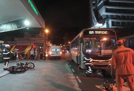 Colisão de ônibus em moto deixa dois feridos em Maceió