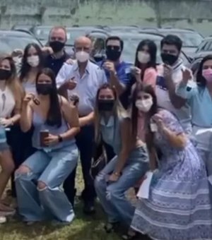 Prefeito de cidade, em Goiás bomba na web ao presentear 15 netos com carros de luxo