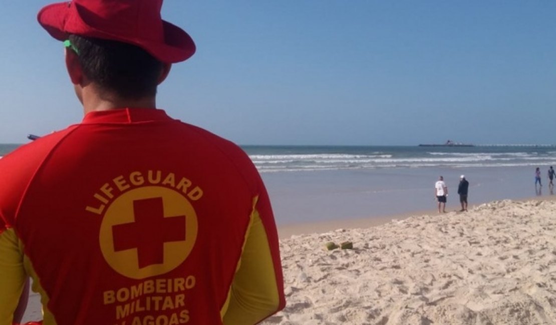 Bombeiros socorrem cinco amigos vítimas de afogamento na praia de Jatiúca