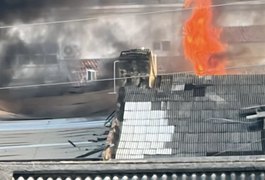 Incêndio de grandes proporções atinge imóvel abandonado em Maceió