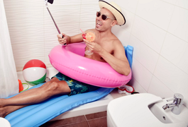 Homens admitem 'se esconder' no banheiro para ter paz e sossego