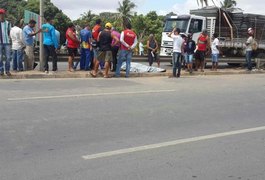Mototaxista perde o controle do veículo, bate em poste e morre, em Arapiraca