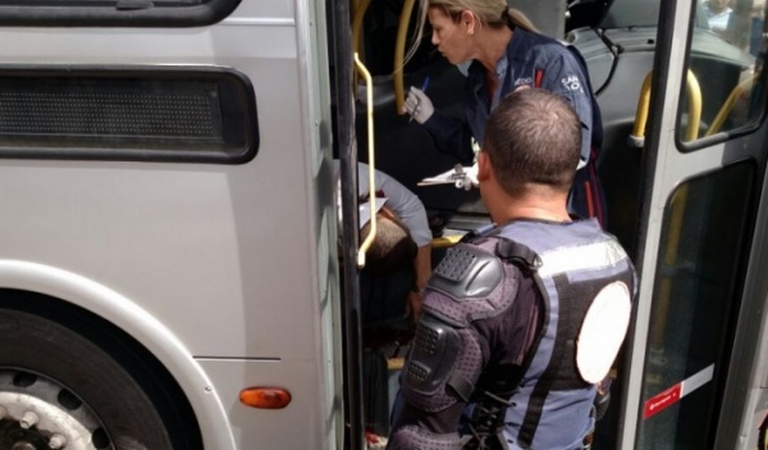Estado de saúde de sargento baleado durante assalto a ônibus, em Maceió, é considerado grave