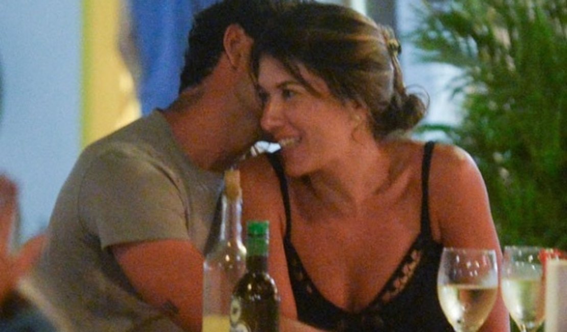 Alexandre Pato e Rebeca Abravanel trocam carinhos em noite na Bahia