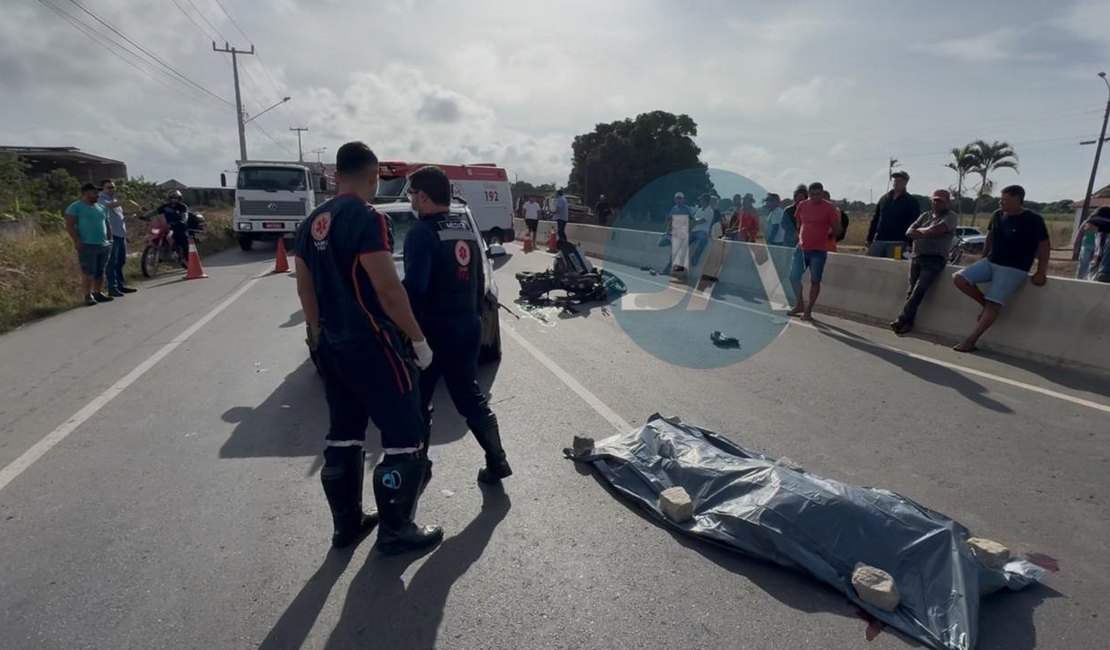 Motociclista passa por brecha de mureta de proteção da AL-220 e morre em batida, em Arapiraca