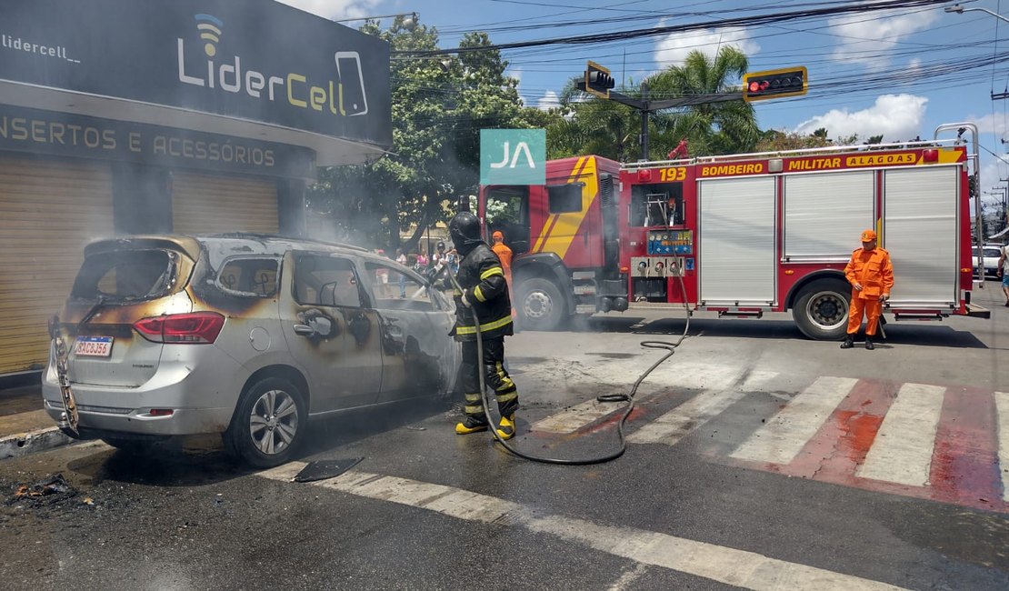 VÍDEO: Carro de taxista pega fogo em faixa de pedestres e fica destruído no Centro de Arapiraca