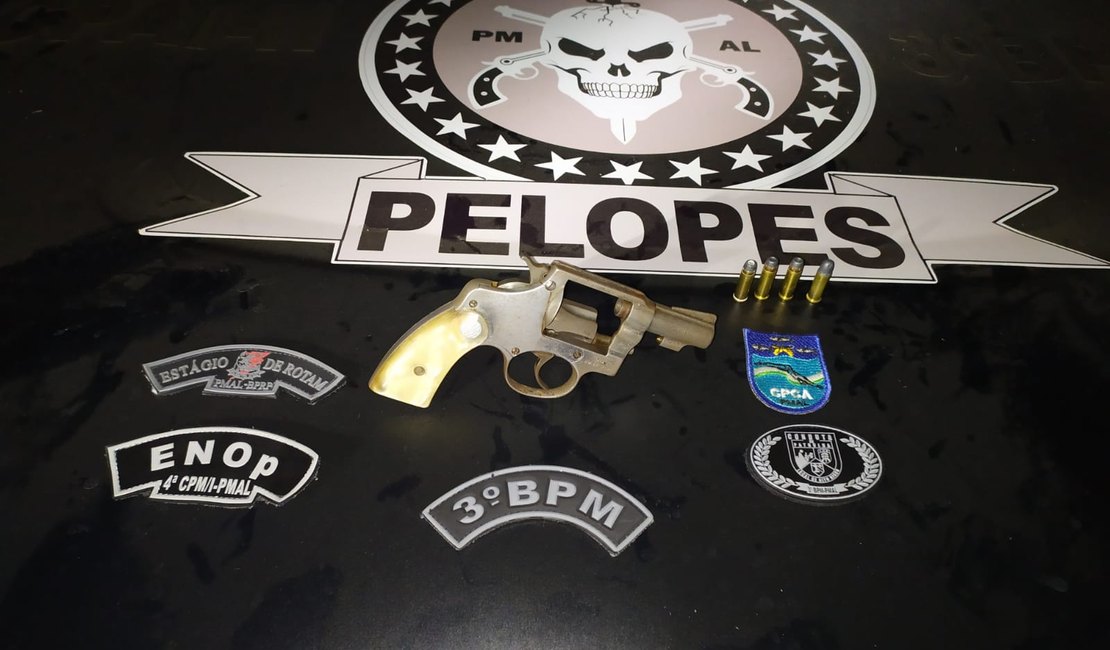 Polícia aborda grupo de amigos bebendo em calçada e acaba apreendendo arma de fogo, em Arapiraca