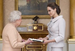 Angelina Jolie recebe título de dama da rainha Elizabeth