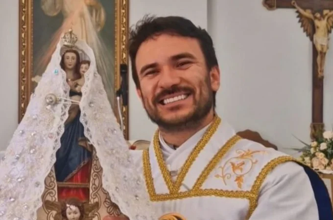 Famoso na internet, Padre Fabrício Rodrigues morre aos 29 anos após acidente de moto