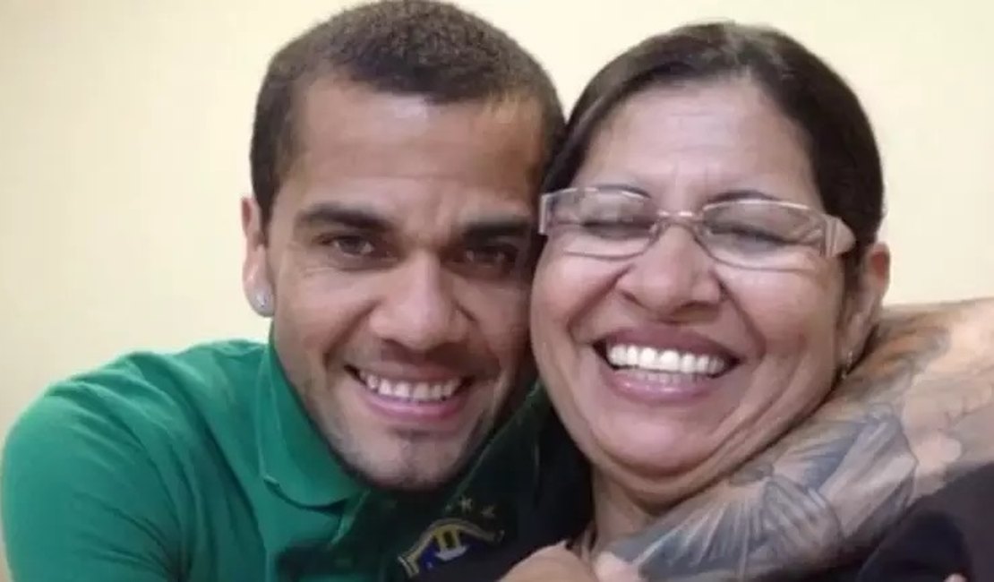 Mãe de Daniel Alves expõe mulher que acusa o filho de estupro